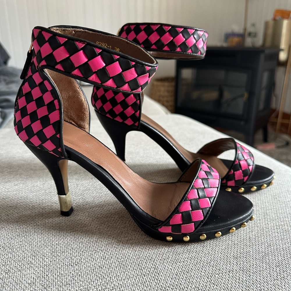 New BEAUTIFUL Givenchy Stylish Pink and Black Women's Heels - Picture 3 of 15